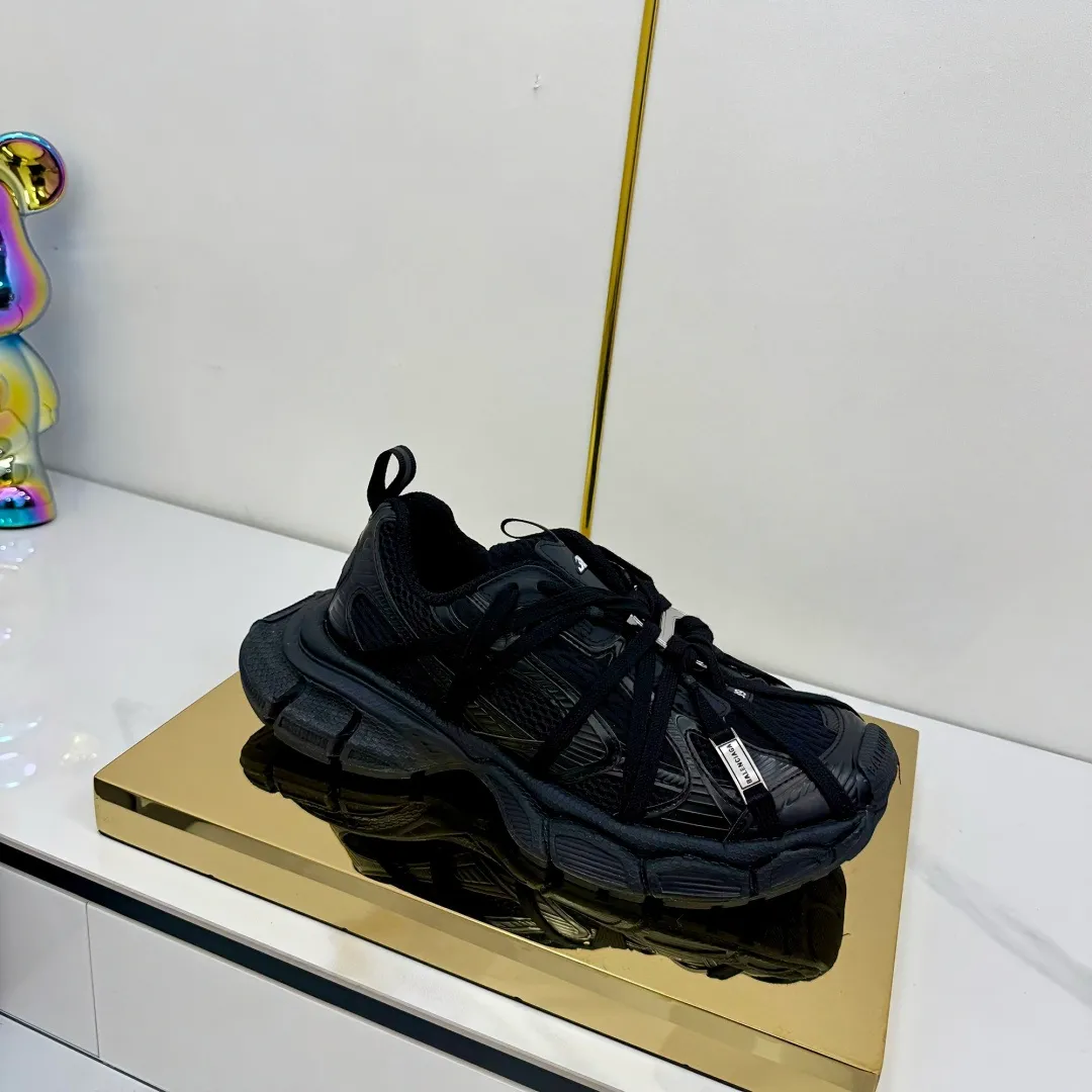 👟👟Ex-factory price 820👟👟 Balenciaga Balenciaga's latest popular 9th generation 3XL Sneaker Spider-Man series, couple's dad shoes, original purchase, development and production. Balenciaga 3XL Sneaker's overall shoe shape draws on the creative ideas of Balenciaga Track and Balenciaga Runner. It is equivalent to removing the outer frame of the Track shoe body while inheriting the streamlined shape and shape of the Runner. Track flat toe, new color matching, the entire shoe body is integrated into the spider binding shoelace design decoration, the exaggerated shape is more prominent. Fabric: original customized imported technical fabric + mesh inner lining: original customized breathable mesh lining. Outsole: original molded 5-layer ultra-light MD combination rubber sole. Bottom thickness: 5CM. Size: 35-45. Original packaging.